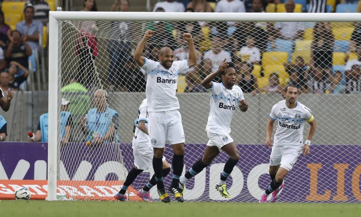 Fellipe Bastos, Zé Roberto e Barcos comemoram um dos gols do Grêmio Foto: Alexandre Cassiano / Agência O Globo