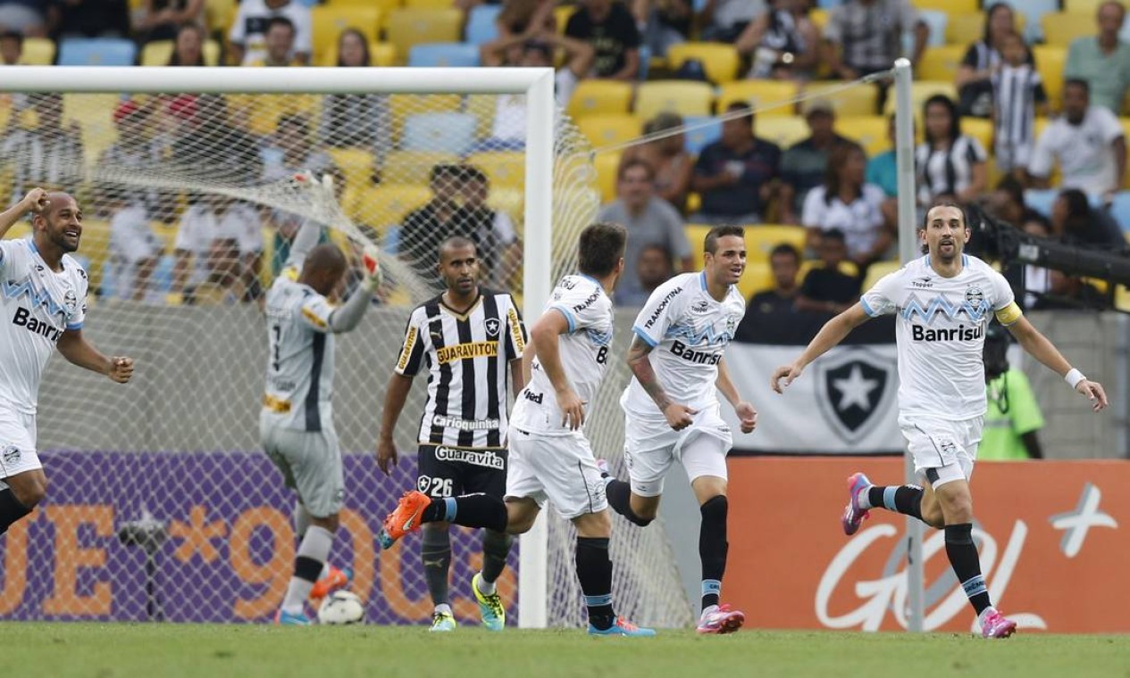 A festa de Barcos contrasta com a decepção de Júlio César, do Botafogo Foto: Alexandre Cassiano / Agência O Globo