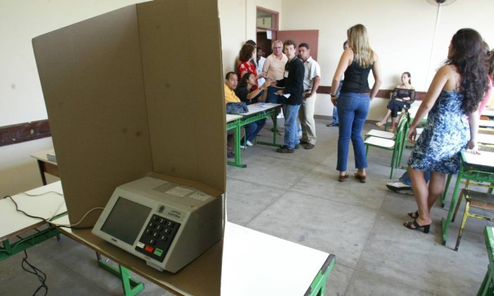Eleitores durante dia da votação em escola do Rio Foto: Márcia Foletto / O GLOBO/Arquivo
