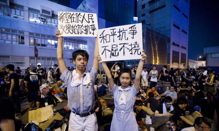 Manifestantes do ensino médio seguram cartazes durante o protesto, nesta segunda-feira Foto: XAUME OLLEROS / AFP