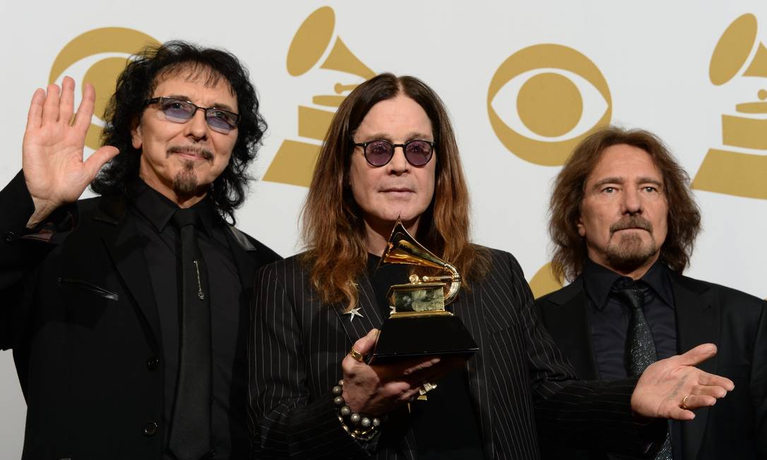 Tony Iommi, Ozzy Osbourne e Geezer Butler com o Grammy: membros remanescentes do Black Sabbath planejam disco derradeiro Foto: JOE KLAMAR / AFP