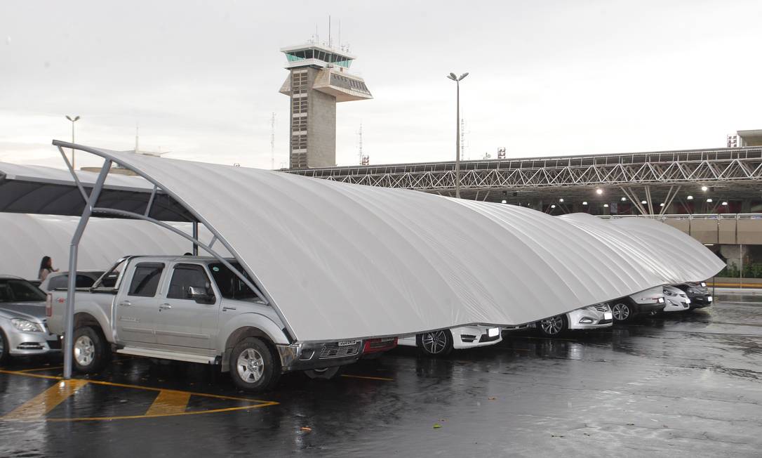 No estacionamento do aeroporto de Brasília, vários toldos desabaram e atingiram veículos Foto: Ailton de Freitas / Agência O Globo
