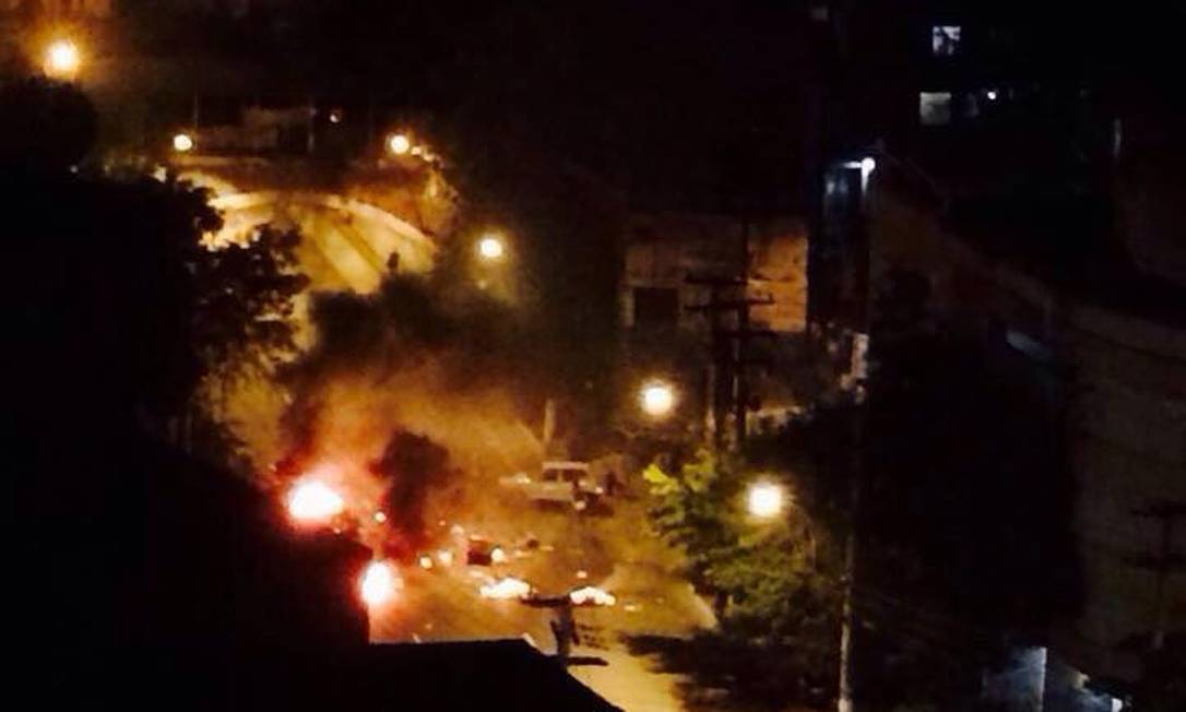 Traficantes incendeiam ônibus em represália a operação da PM em morro de Niterói Jornal O Globo