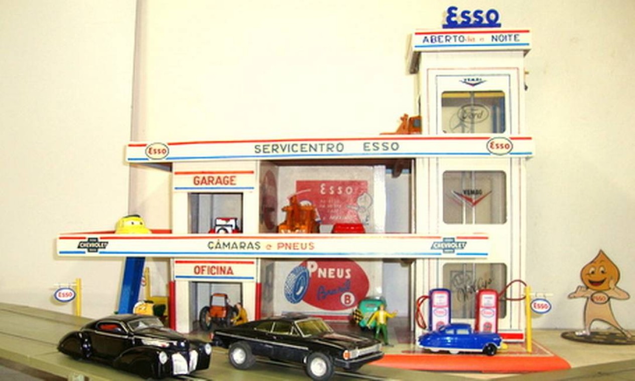 Posto de gasolina Esso, dos anos 1950. Carros, bombas de abastecimento e oficina. Elementos de um mundo até então masculino Foto: Flickr/wagner_arts/Creative Commons