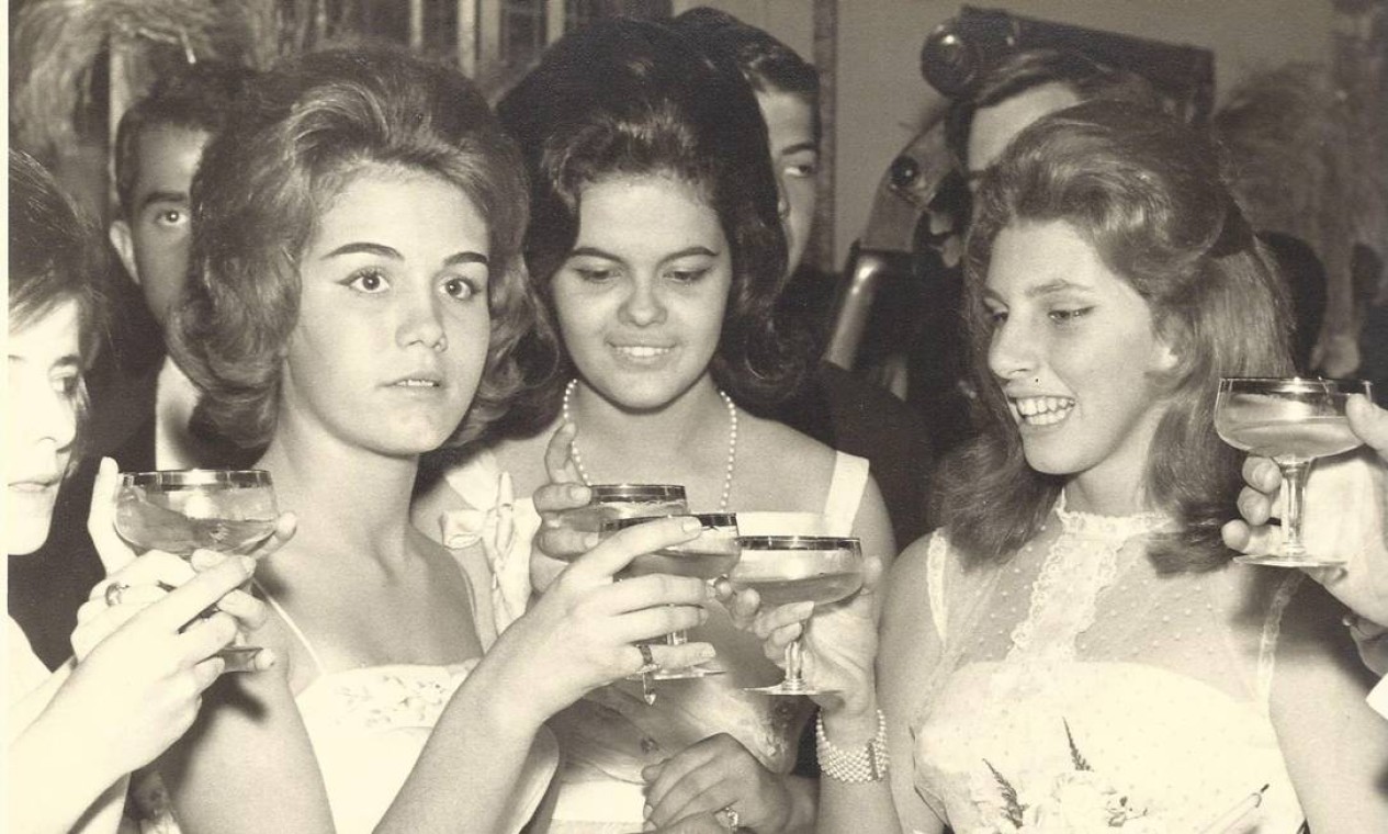 Dilma no centro com as amigas Heloisa Fonseca (à esquerda) e a debutante Sandra em 1961 Foto: Arquivo pessoal / Arquivo pessoal
