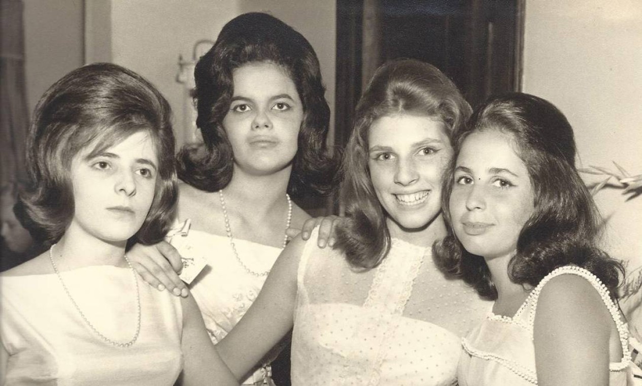 Dilma na festa de 15 anos da amiga Sandra Borges em Belo Horizonte no início dos anos 1960 Foto: Arquivo Pessoal