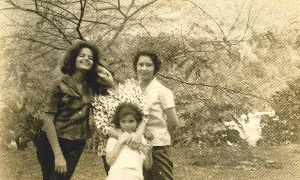 Dilma com Sandra (ao centro), Aparecida e Angela Mascarenhas em 1960 no Clube Campestre Foto: Arquivo Pessoal / Arquivo Pessoal