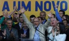 
O governador de São Paulo, Geraldo Alckmin (PSDB), comemora vitória sobre seus adversários no primeiro turno
Foto: Michel Filho / Agência O Globo
