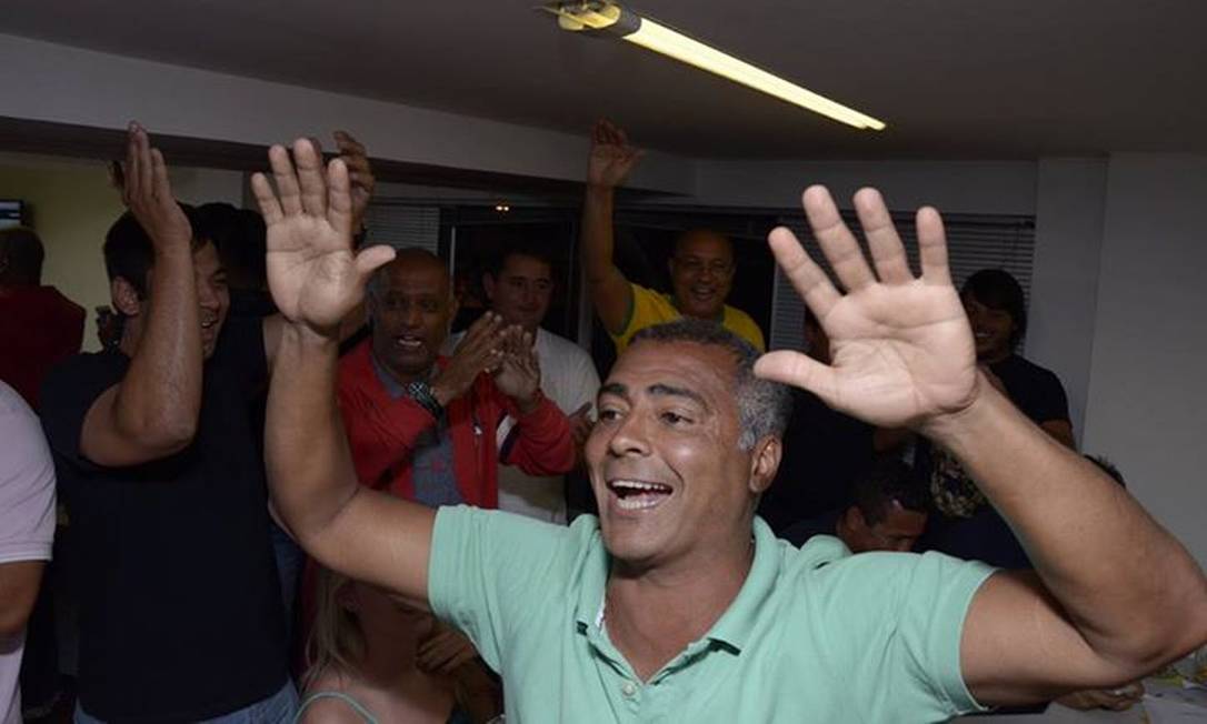 Romário, em 5 de outubro, ao comemorar sua eleição para o senado com recorde de votos: apoio a Aécio no segundo turno Foto: Divulgação