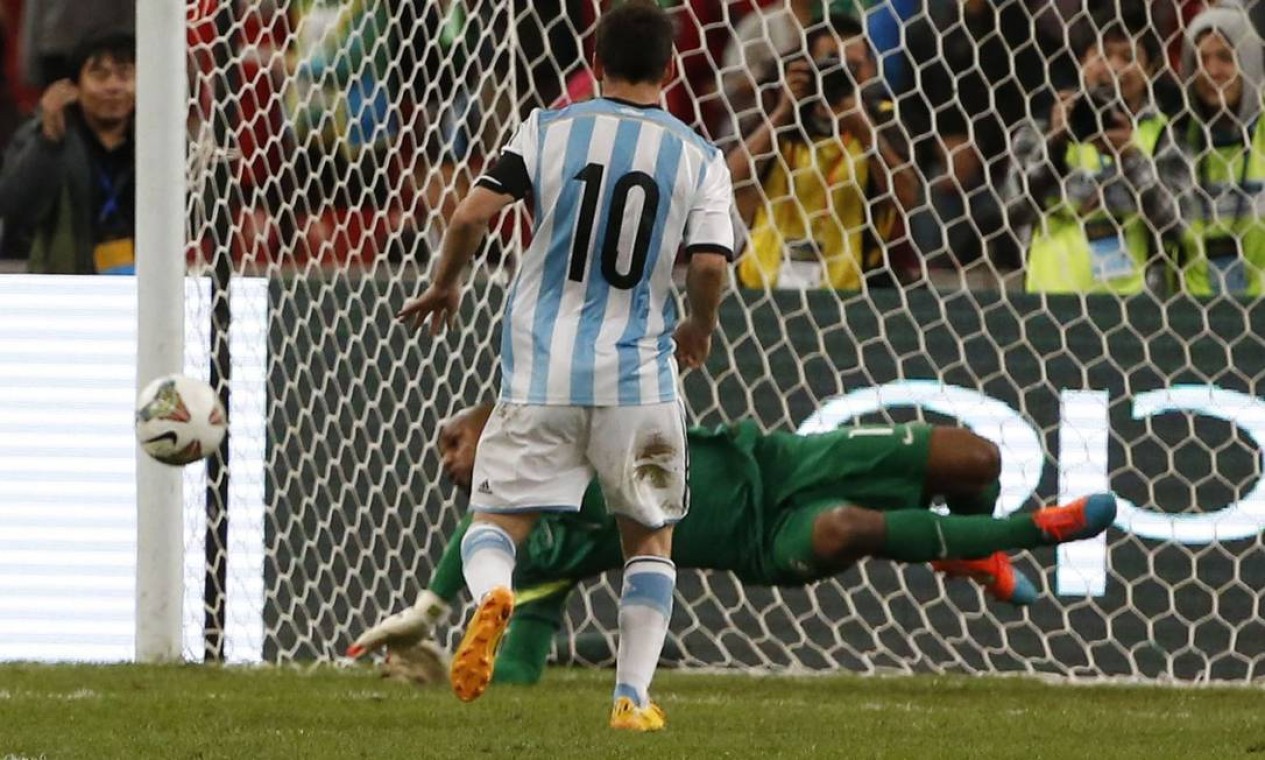 Jefferson defende penalti cobrado por Lionel Messi Foto: KIM KYUNG-HOON / REUTERS