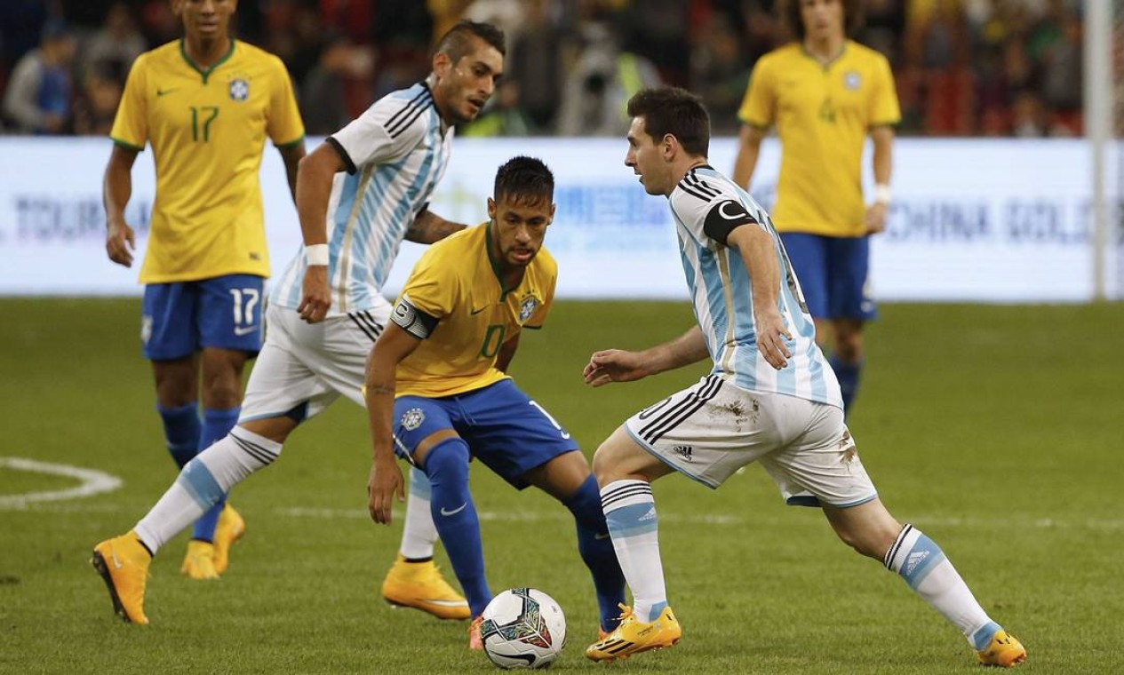 Neymar disputa a jogada com Messi, seu companheiro no Barcelona Foto: KIM KYUNG-HOON / REUTERS