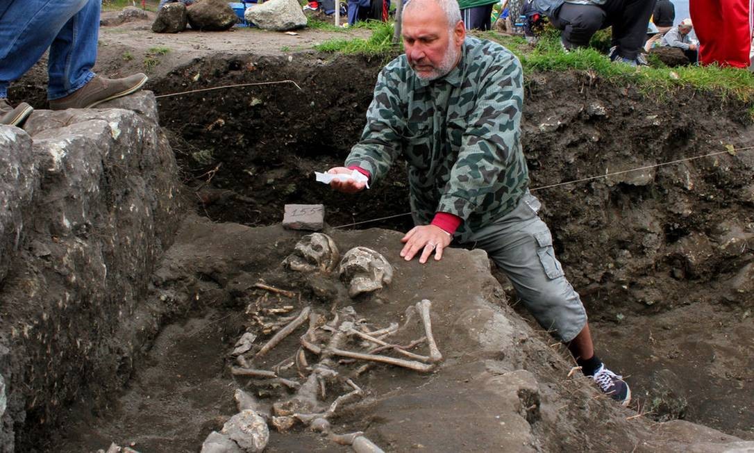 Resultado de imagem para BulgÃ¡ria, dois esqueletos medievais VAMPIROS