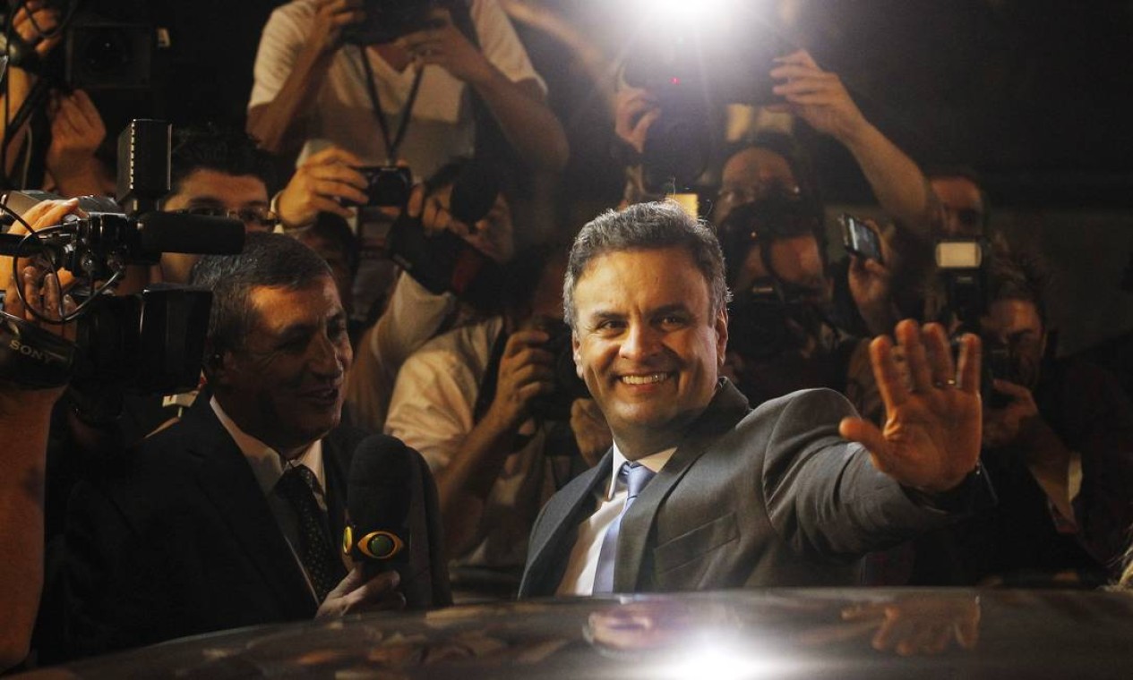 O candidato à Presidencia Aécio Neves (PSDB) chega para o debate Foto: Fernando Donasci / Agência O Globo