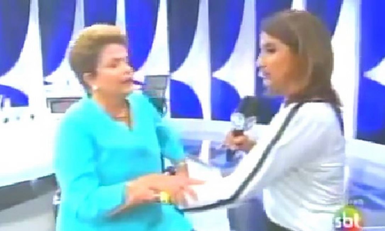 Dilma Rousseff passou mal após debate no SBT, em que confrotou Aécio Neves no segundo turno. Ela alegou ter tido uma queda de pressão Foto: Reprodução