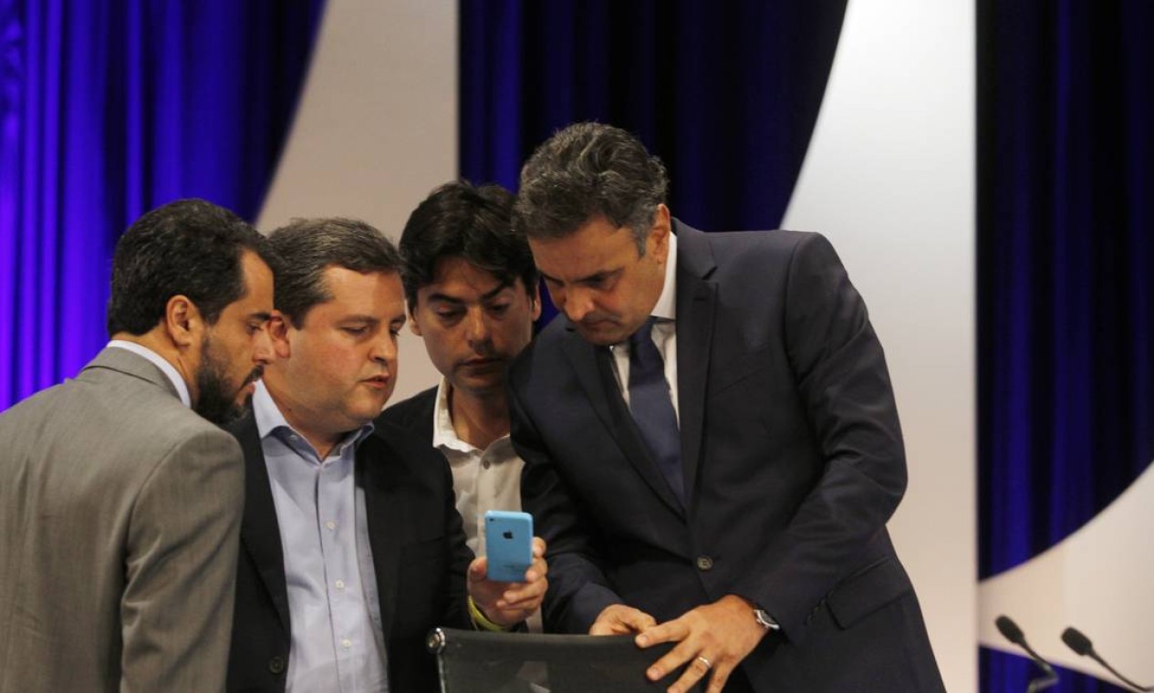 Aécio é orientando por assessores e marqueteiros no intervalo do debate Foto: Fernando Donasci / Agência O Globo