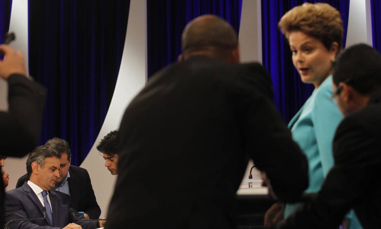 Dilma é orientada por assessores no intervalo do debate Foto: Fernando Donasci / Agência O Globo