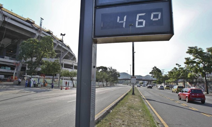 Termômetro marca 46º no Rio Foto: Ivo Gonzalez / Agência O Globo