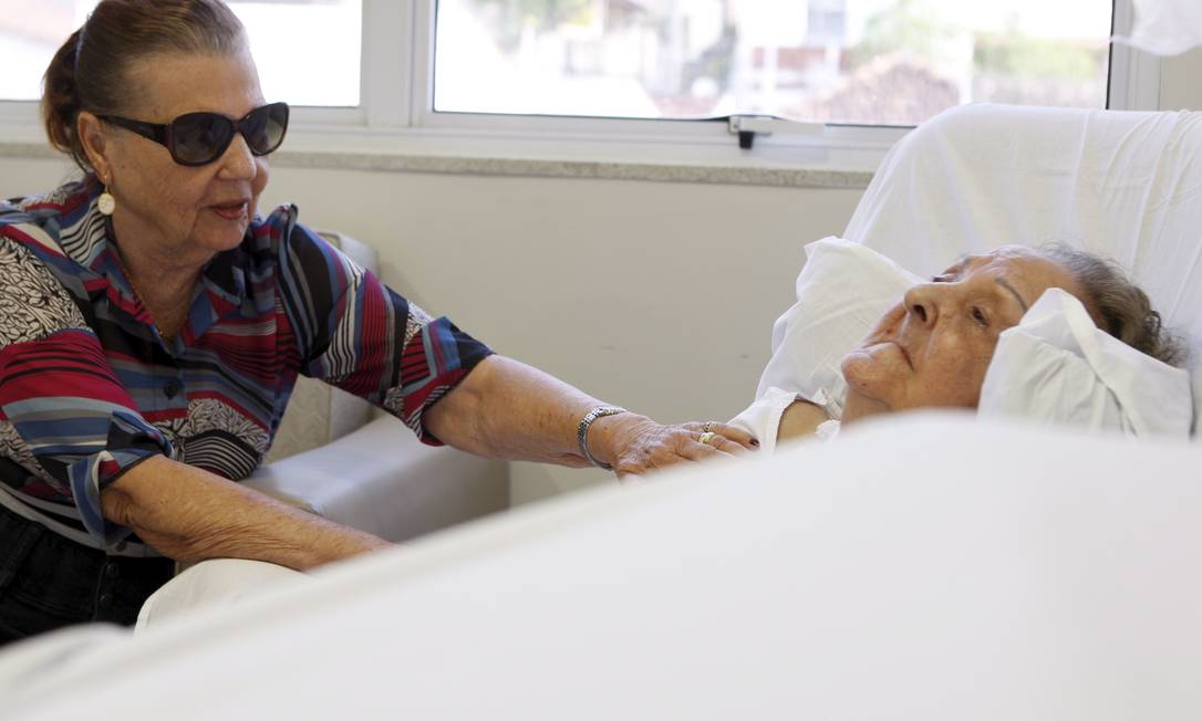 
Dia a dia. Héber Lacerda, cuida da irmã, Maria, em estágio avançado de Alzheimer
Foto:
/
Gustavo Stephan

