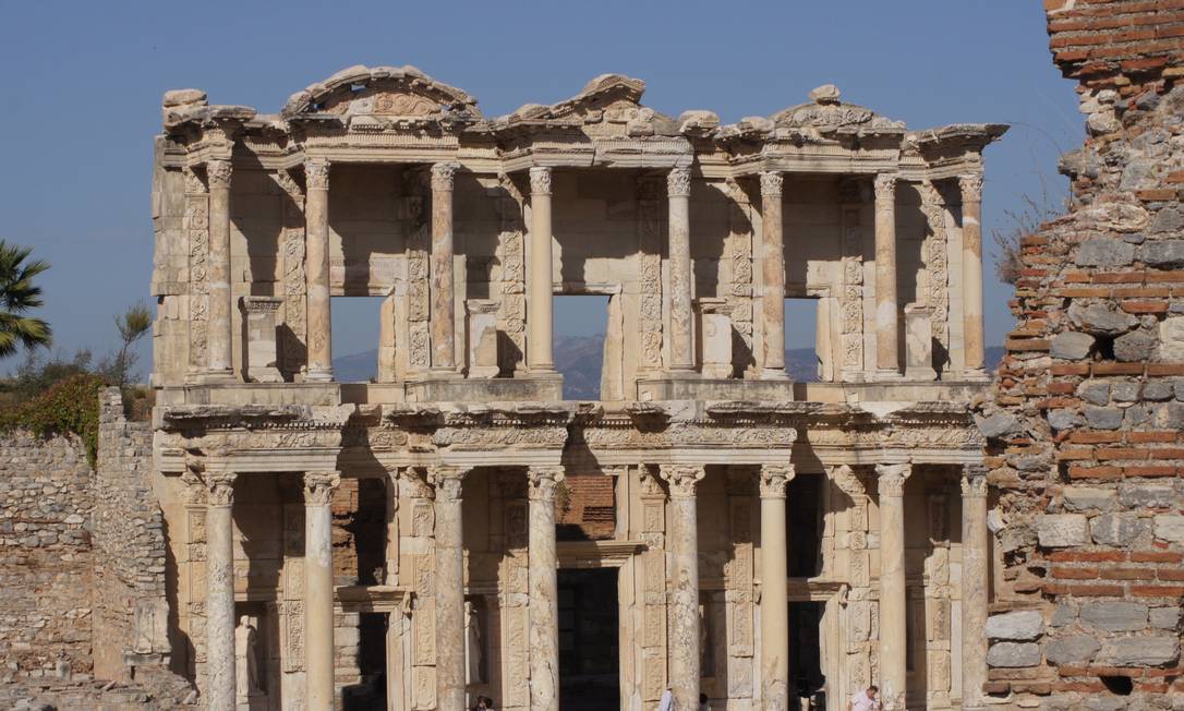 
As ruínas de Éfeso, na Turquia, cidade greco-romana onde o cemitério foi descoberto
Foto:
/
Agência O Globo
