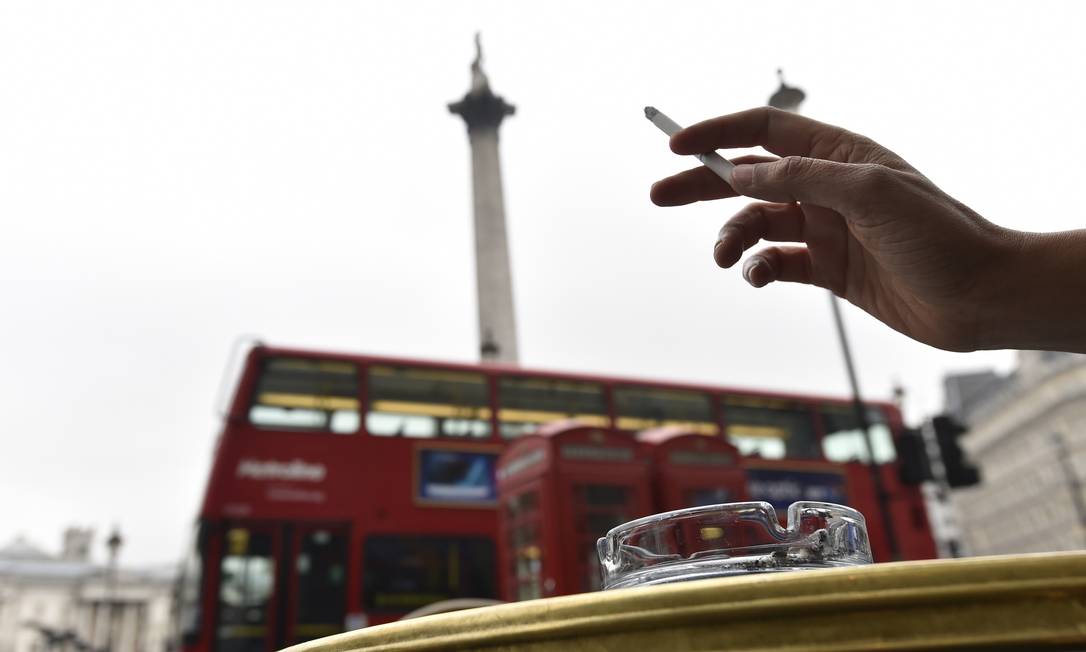 
Uma mulher fuma na Trafalgar Square, em Londres: projeto de lei quer banir o cigarro dos espaços públicos da cidade: ações restritivas ganham novo ímpeto
Foto: TOBY MELVILLE / REUTERS