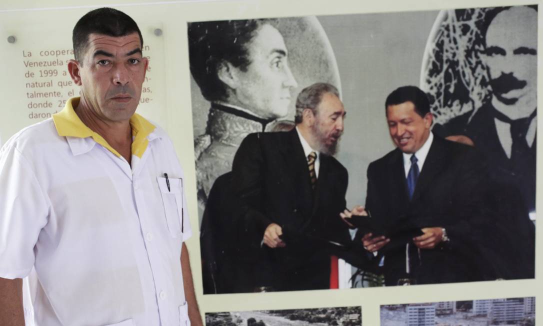 O médico cubano Adrian Benitez, de 46 anos, que irá para a missão na Libéria Foto: ENRIQUE DE LA OSA / REUTERS