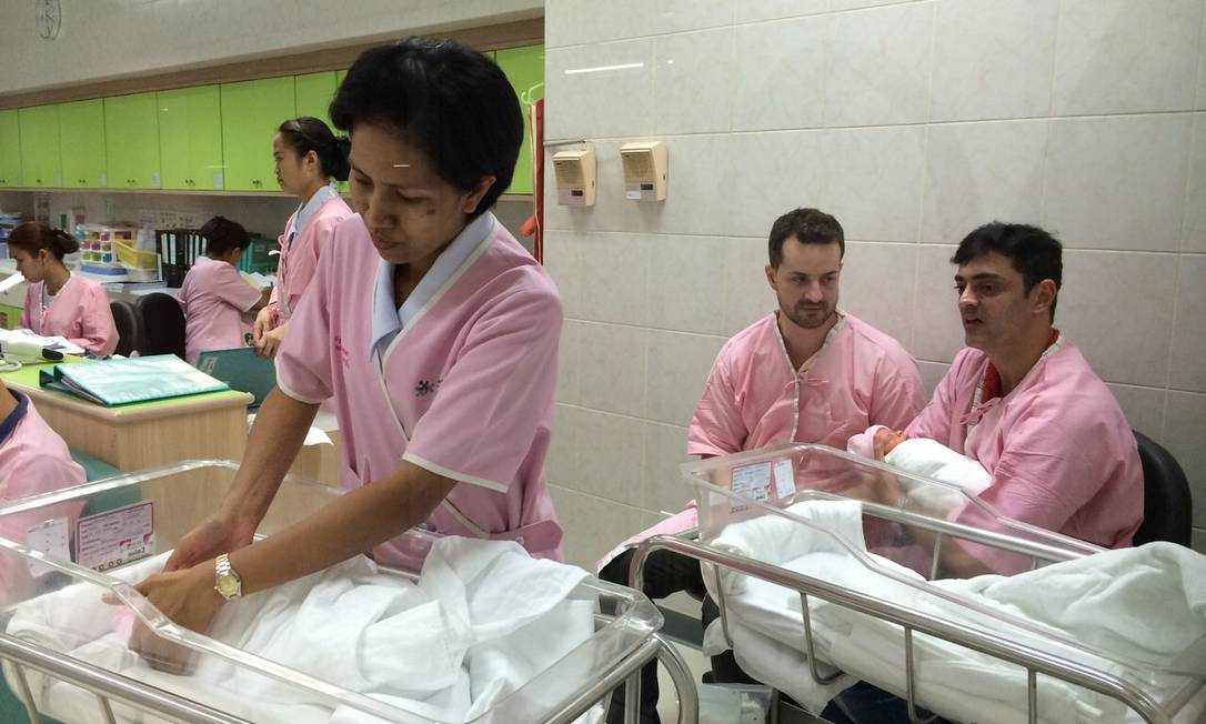 
Janderson e Pedro na clínica da capital tailandesa onde nasceram, no último domingo, as gêmeas Luísa e Valentina (uma delas cuidada pela enfermeira, a outra, com eles):
Foto:
/
Arquivo pessoal
