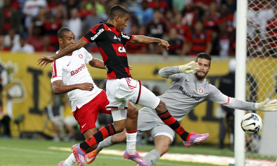 Flamengo vence o Internacional no Maracanã a Jornal O Globo