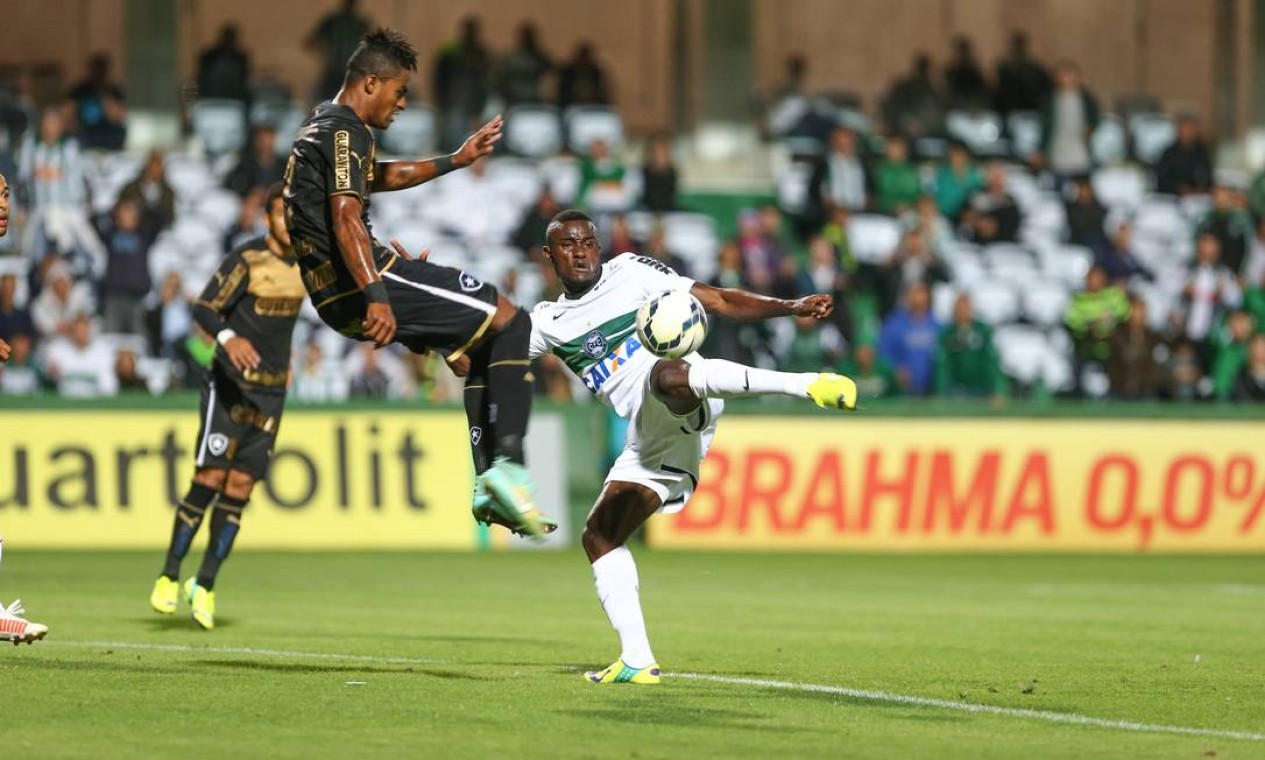 Botafogo perde para o Coritiba e cai para o penúltimo lugar - Jornal O ...