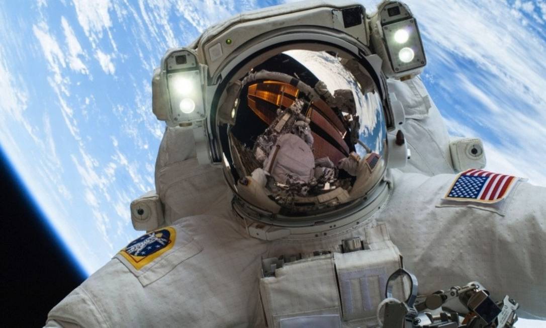 SC 13/05/2014 - O primeiro "selfie" fora da Terra
O astronauta americano Mike Hopkins, da Nasa, aproveitou para se fotografar enquanto trocava uma bomba do sistema de resfriamento da Estação Espacial Internacional, a 400km da Terra. É o primeiro "selfie" já feito no espaço.
