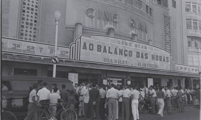 Multidão em frente ao Cine Rian, em Copacabana, em 1957 Foto: Acervo / O Globo
