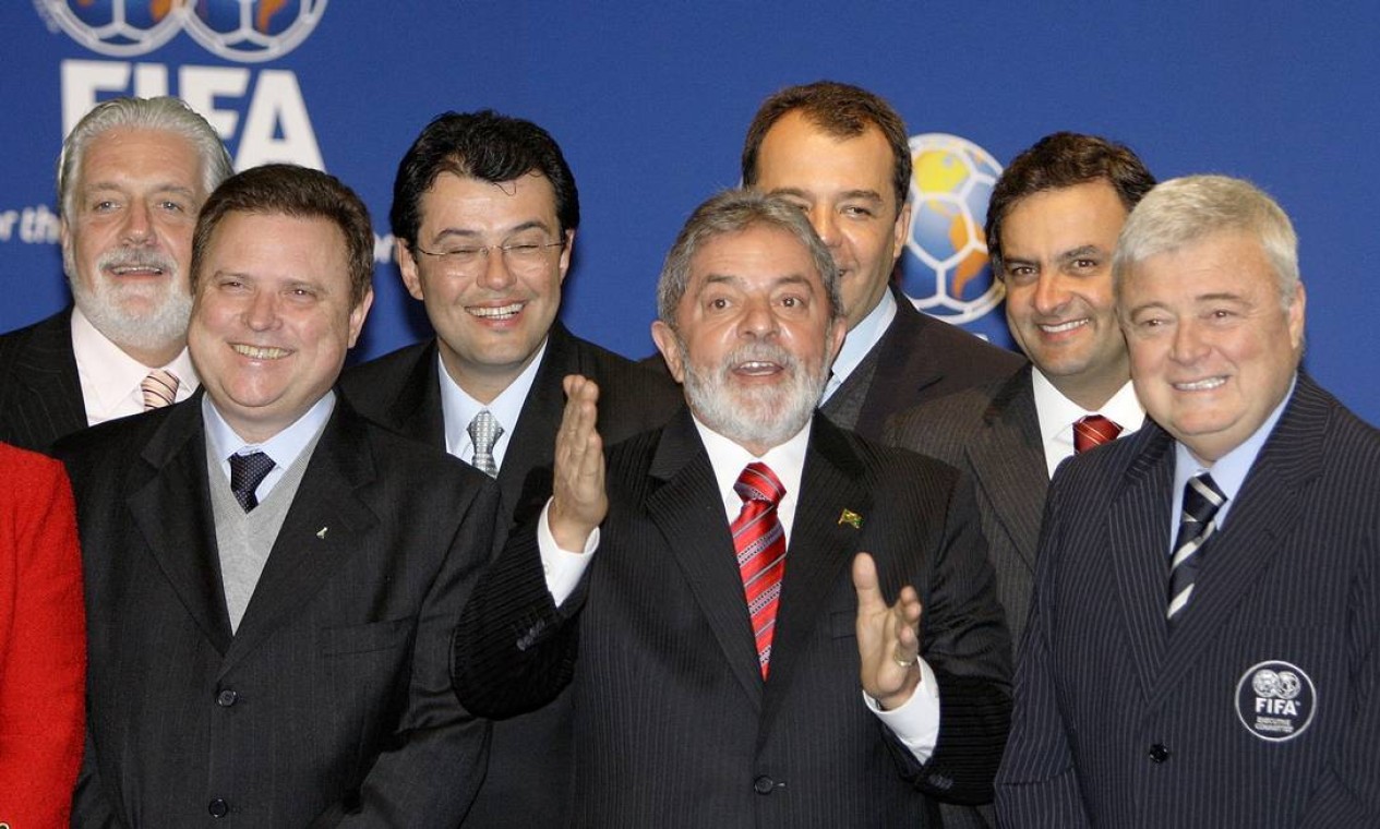 Em 2007, na Suíça, Aécio na comitiva brasileira pela indicação do país como sede da Copa do Mundo de 2014 Foto: AFP / AFP