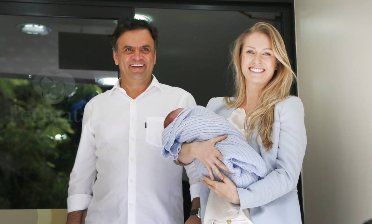 Em agosto de 2014, Aécio Neves deixando a maternidade Perinatal, em Laranjeiras, com seu filho Bernardo e a mulher, Leticia Weber Foto: Ivo Gonzalez / Agência O Globo