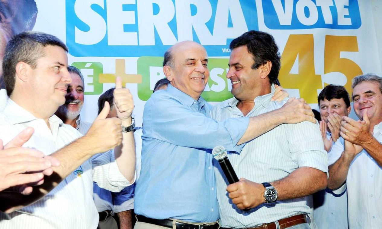 Em 2010, viagem de campanha a Uberlândia, José Serra recebe imagem de Nossa Senhora da Abadia, Minas Gerais Foto: Cacalos Garrastazu / Agência O Globo