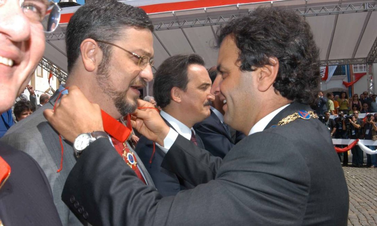 Em 2005, então ministro da Fazenda, Antonio Palocci, recebe do governador Aécio Neves a Medalha da Inconfidência Foto: Omar Freire / Divulgação