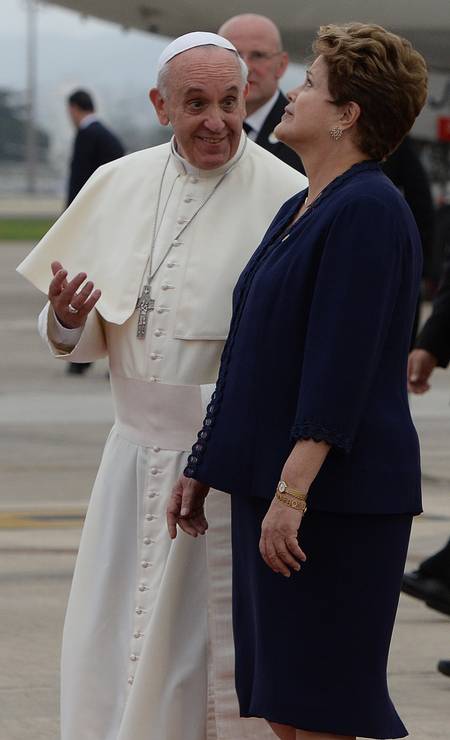 Dilma Rousseff recebe o Papa Francisco, em 2013, durante a Jornada Mundial da Juventude Foto: Yasuyoshi Chiba / AFP