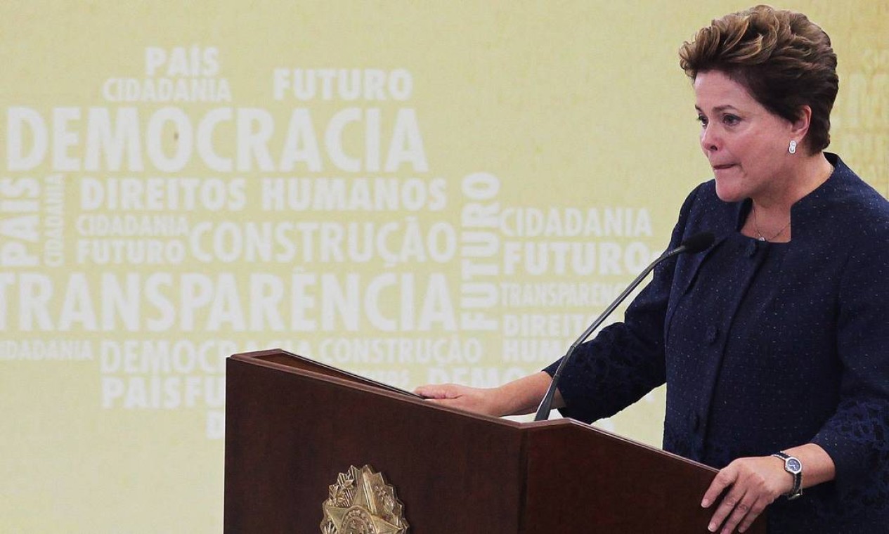 Dilma chora na cerimônia de instalação da Comissão Nacional da Verdade, em maio de 2012, no Palácio do Planalto Foto: Ailton de Freitas / Agncia O Globo