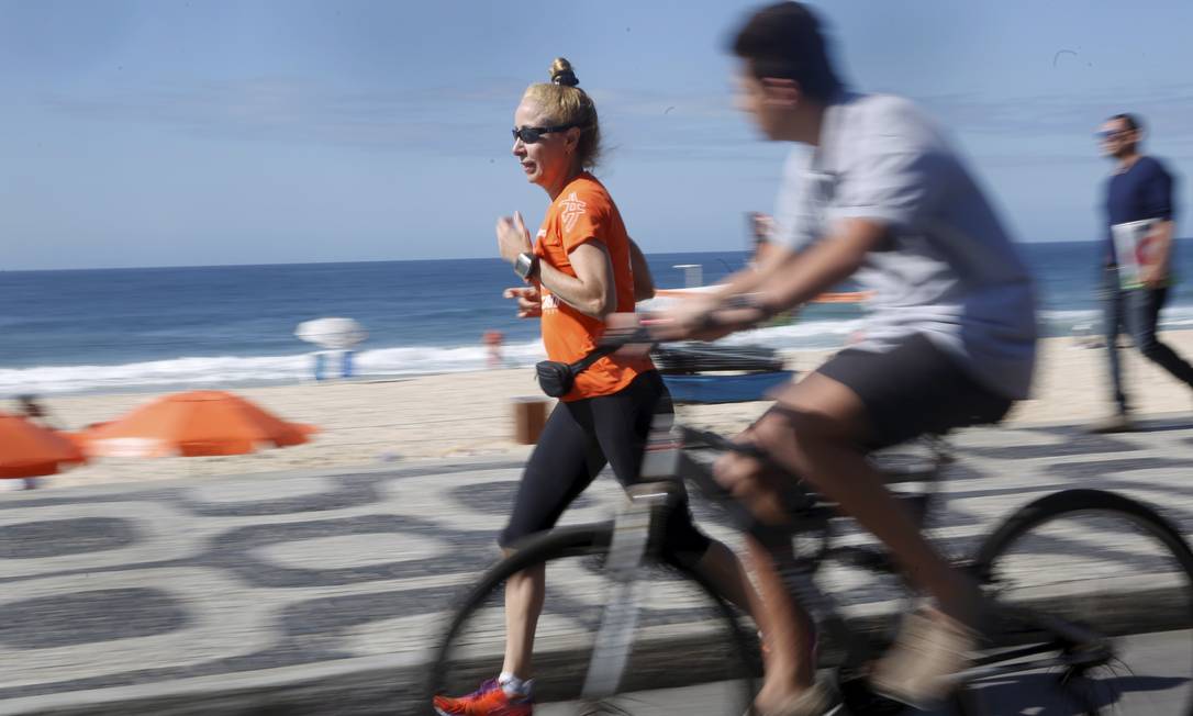 
Disposição: Heliana Almeida, 63 anos, corre na orla do Leblon. Procuradora do Estado ainda é maratonista e pratica pilates e musculação
Foto:
Custódio Coimbra

