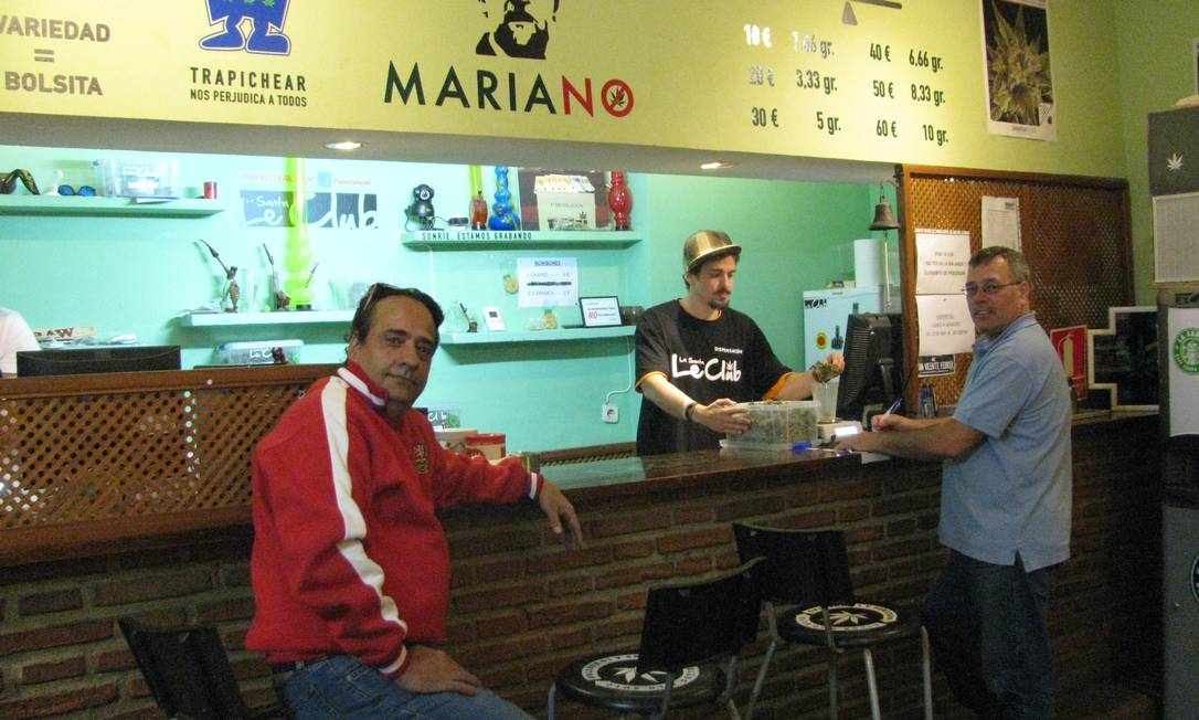
Pedro Sánchez (de óculos, à direita), presidente do clube em Madri, anota pesos da maconha distribuída entre os sócios ali: 73 confiscos e 15 dias de prisão desde 2011
Foto:
Priscila Guilayn
