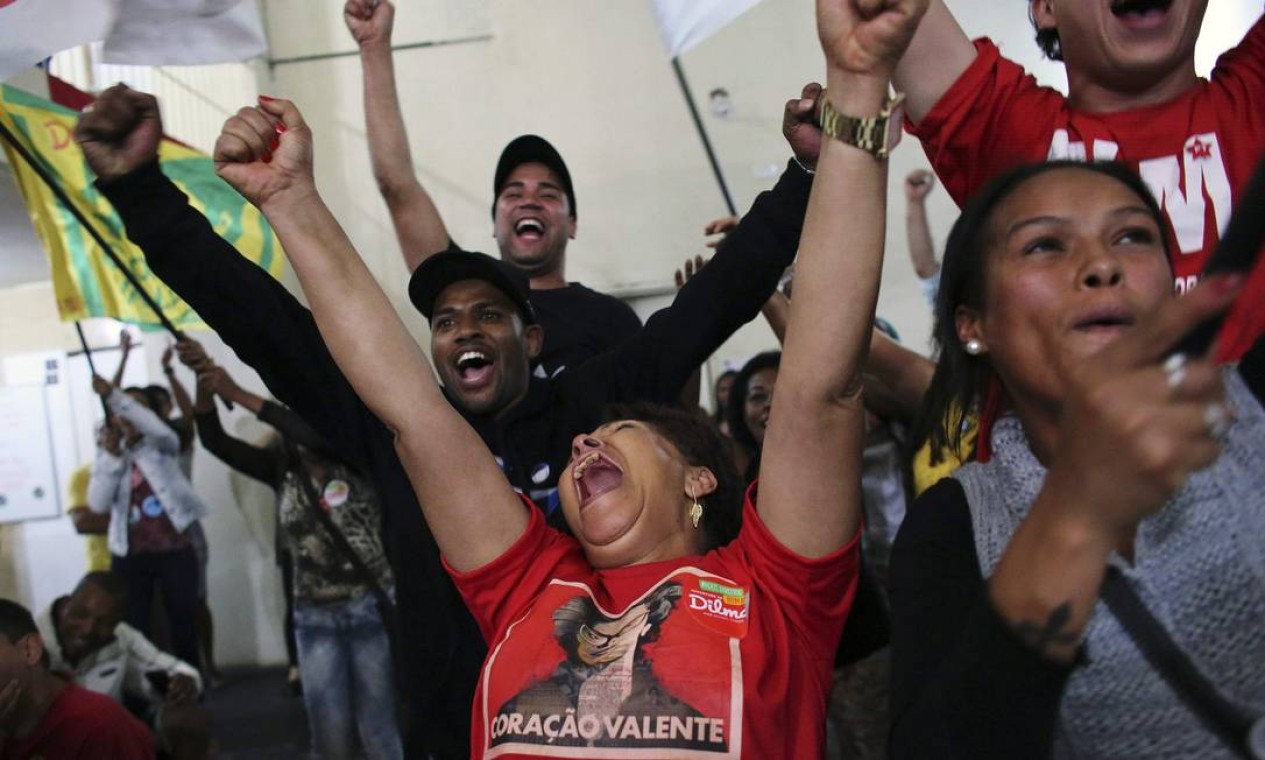 Em São Paulo, militantes do Movimento dos Trabalhadores sem Terra comemoram vitória Foto: NACHO DOCE / REUTERS