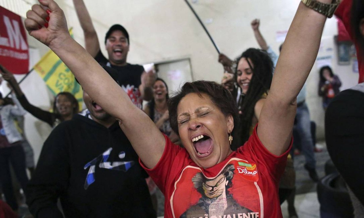 Com camisa que estampa slogan da campanha, mulher celebra Dilma Rousseff Foto: NACHO DOCE / REUTERS