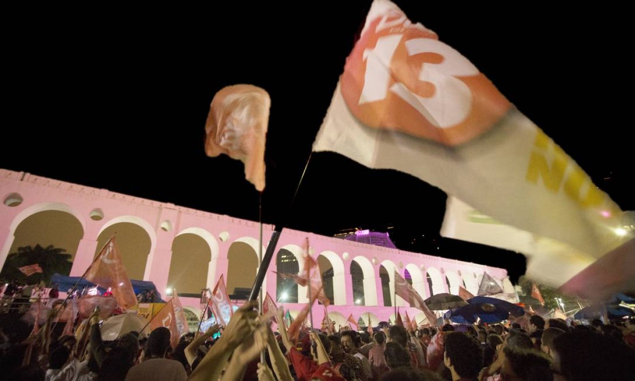 No Rio, a Lapa é o palco da comemoração Foto: ANTONIO SCORZA / Agência O Globo