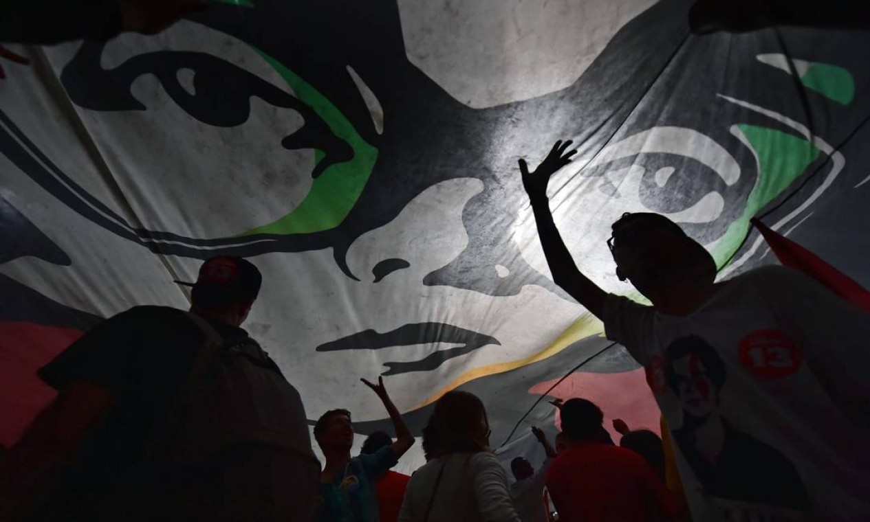 Uma grande bandeira com a foto da presidente foi levada para a Avenida Paulista Foto: NELSON ALMEIDA / AFP