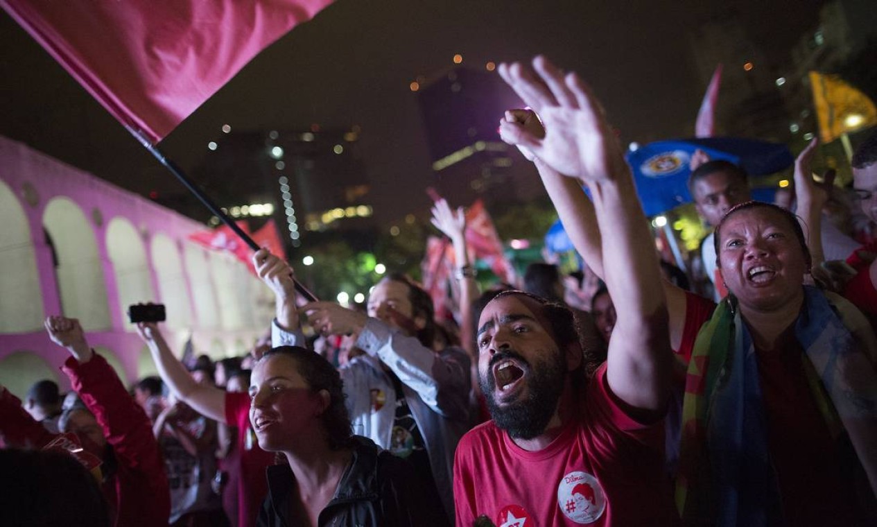 Petistas vibraram com o anúncio da reeleição da presidente Dilma Foto: Leo Correa / AP