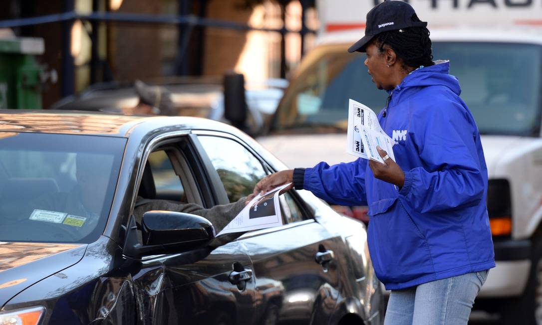 
Equipe distribui folheto com informações sobre o vírus ebola pelas ruas de Nova York
Foto:
DON EMMERT
/
AFP
