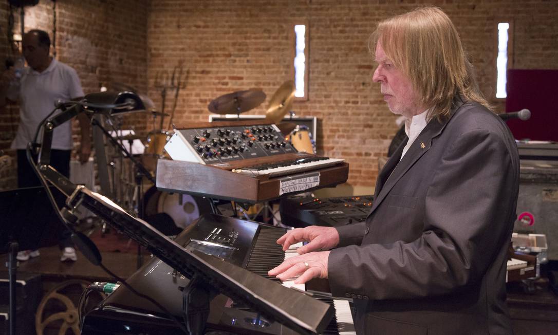 Aos 65 anos, Wakeman celebra passado e presente nos teclados em turnê Foto: Lee Wilkinson / Divulgação