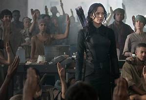 Katniss cantando Árvore-Forca me deixa arrepiada até hoje! Que saga! Filme: Jogos  Vorazes - A Esperança (Parte 1) Curta Tribernna, By Tribernna