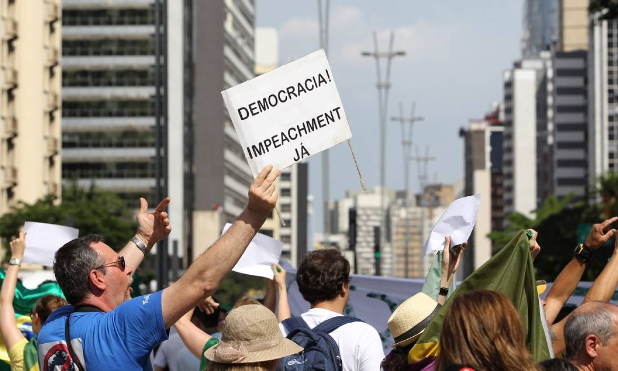 Os manifestantes pediram o impeachment da presidente Foto: Michel Filho / Agência O Globo
