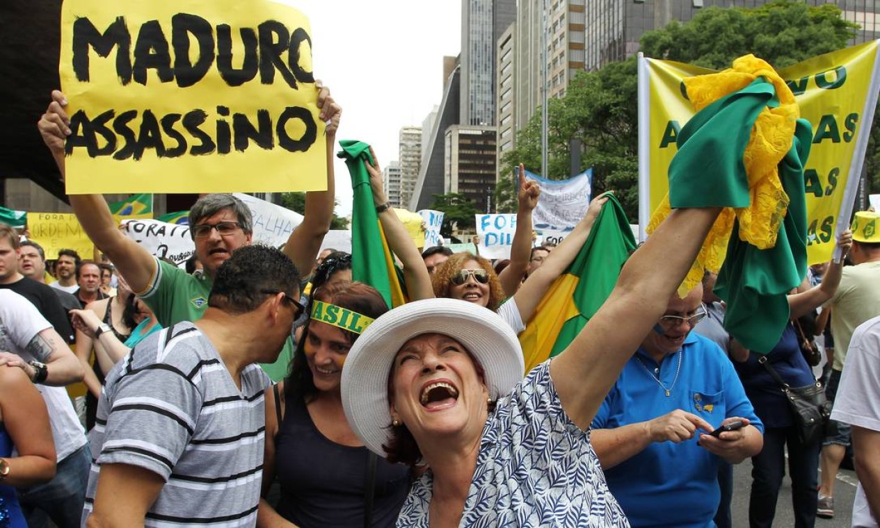 Dezenas de cartazes criticavam a aproximação do Brasil com países da América Latina, como a Venezuela Foto: Michel Filho / Agência O Globo