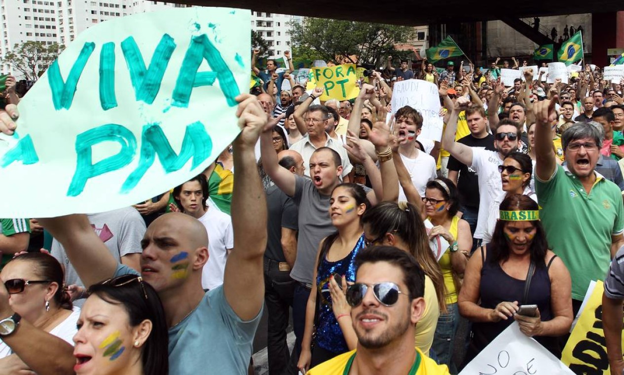 Outras faixas, separatistas, ameaçavam: “ou impugnação, ou intervenção militar” Foto: Michel Filho / Agência O Globo