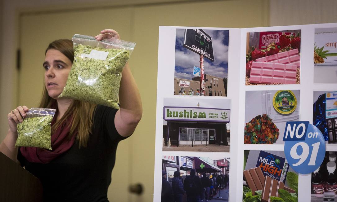 
Mandi Puckett, diretora da campanha antilegalização, mostra a diferença na quantidade de maconha permitida no Colorado e sob a legislação proposta do Oregon
Foto:
Leah Nash
/
NYT
